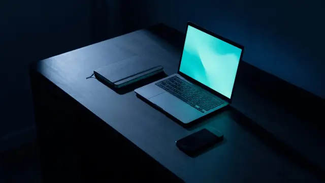 Notebook aberto numa mesa organizada