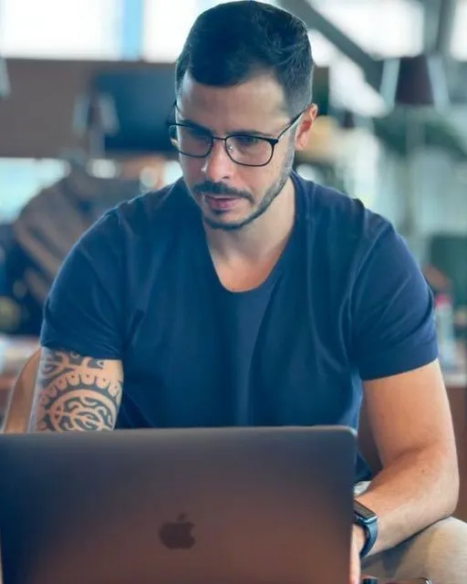 Raul Neto trabalhando no notebook